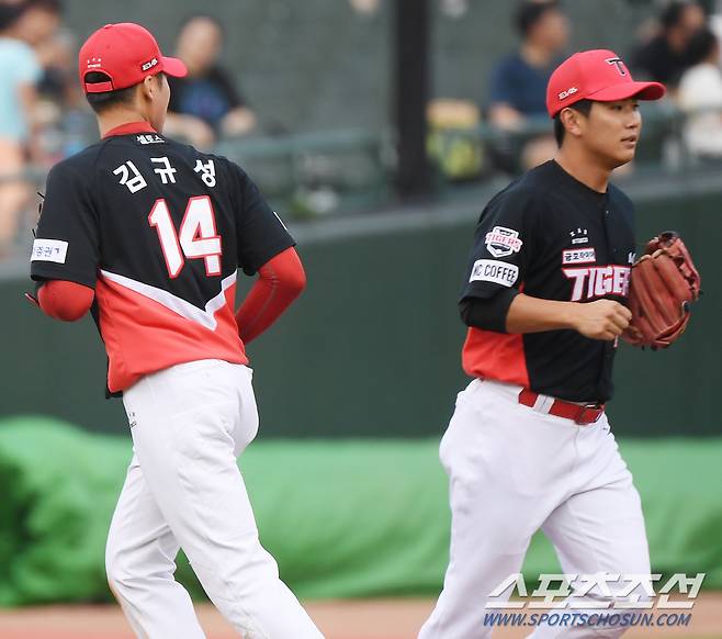 13일 부산 사직구장에서 열린 KIA-롯데전. 3회말 무사 1, 2루 이정훈의 땅볼 타구를 2루수 김규성이 실책으로 놓쳤다. 최정용으로 교체되는 김규성. 부산=정재근 기자 cjg@sportschosun.com/2023.8.13/