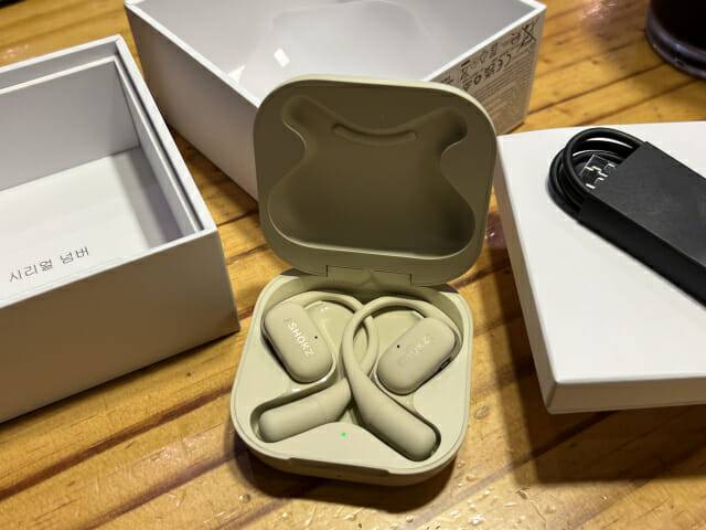 샥즈 공기전도식 이어폰 '오픈핏'을 충전 케이스에 체결한 모습 (사진=지디넷코리아)