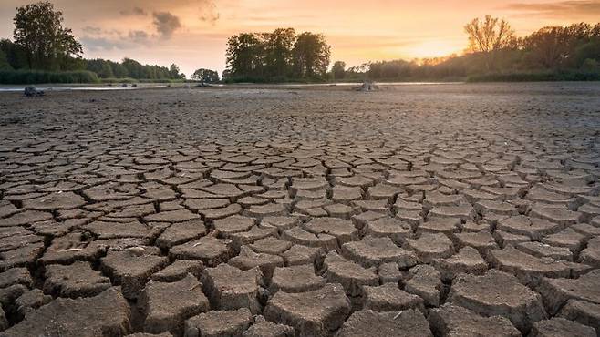 전 세계가 목표로 하는 산업화 대비 1.5도가 오르기 전에 이미 전 세계 식량난이 시작될 수 있다는 유엔 전문가의 경고가 나왔다. 물 부족과 가뭄이 예상보다 빠르게 진행돼 농업을 위협한다는 것이다./UN