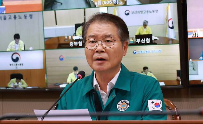 이정식 고용노동부 장관이 지난 8일 오후 서울고용노동청에서 '태풍·폭염 대응 긴급 점검회의'를 주재하고 있다. /고용노동부 제공