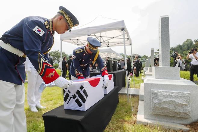 제78주년 광복절을 하루 앞둔 14일 서울 동작구 국립서울현충원 애국지사 묘역에서 거행된 독립운동가 최재형 선생과 최 엘레나 여사의 부부 합동안장식에서 국방부 의장대가 영현을 운구하고 있다. 사진=공동취재단