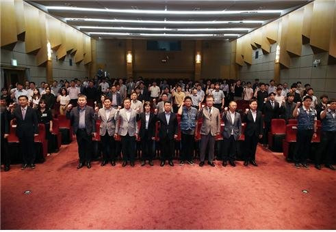 지난 11일 대전 대덕구 한국수자원공사 본사에서 열린 안전경영철학 및 실천 의지를 담은 '안전보건경영헌장'을 개정 선포식에서 윤석대 사장(앞줄 가운데)을 비롯한 임직원들이 기념촬영을 하고 있다. 한국수자원공사 제공