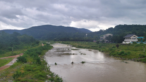 덕동댐 하류 보문관광단지 내 신평천 전경. [사진=경주시청]