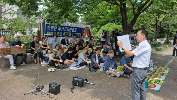 지난 8일 부산지방법원 정문 앞에서 부산고리2호기수명연장핵폐기장반대범시민운동본부가 개최한 후쿠시마 오염수 해양투기 금지 선고 촉구집회에서 원고 소송대리인인 변영철 변호사가 발언을 하고 있다.