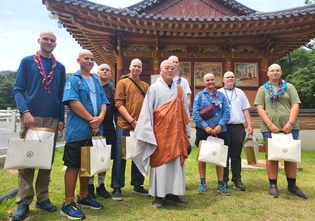 속리산 법주사에서 삭발식을 진행한 2023세계스카우트 잼버리대회 독일 대원들이 기념 촬영을 하고 있다. / 사진 = 법주사 제공