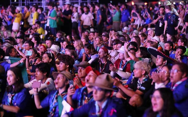 [부안=뉴시스] 김명년 기자 = 7일 밤 전북 부안군 '2023 세계스카우트잼버리대회'에서 열린 새만금 갓 탤런트 공연에서 세계 각국 청소년들이 공연을 관람하고 있다. 2023.08.07.