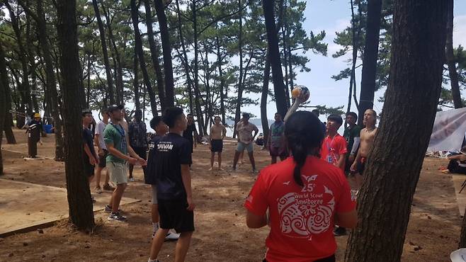 잼버리 영외활동으로 고사포해수욕장에 설치된 숲체험을 즐기다 휴식시간에 모여 피구를 하고있는 해외 대원들. 2023.08.04/사진= 유동주 기자