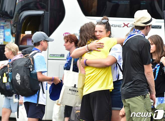 (서울=뉴스1) = 2023 새만금 세계 스카우트 잼버리 참가 대원들이 12일 오전 서울 노원구 공식 일정을 끝내고 작별 인사를 하고 있다. (노원구 제공)2023.8.12/뉴스1 Copyright (C) 뉴스1. All rights reserved. 무단 전재 및 재배포 금지.