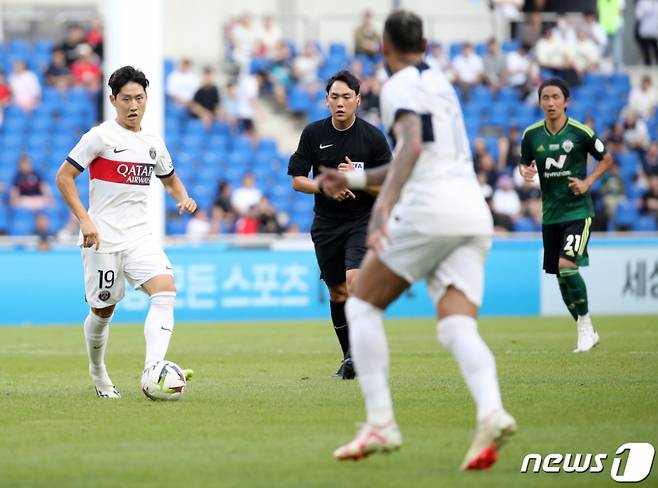 (부산=뉴스1) 이동해 기자 = PSG 이강인이 3일 부산시 연제구 부산아시아드주경기장에서 열린 쿠팡플레이 시리즈 3차전 전북 현대와 파리 생제르맹 FC의 경기 후반전에서 네이마르에게 패스를 하고 있다. 2023.8.3/뉴스1  Copyright (C) 뉴스1. All rights reserved. 무단 전재 및 재배포 금지.