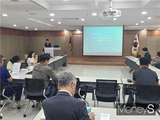 한국무역협회 광주전남지역본부는 최근 전략물자관리원과 광주무역회관에서 '러시아·벨라루스 수출제재 현황 및 대응 전문가 초청 세미나 및 간담회'을 개최했다/사진=무역협회 광주전남본부 제공.