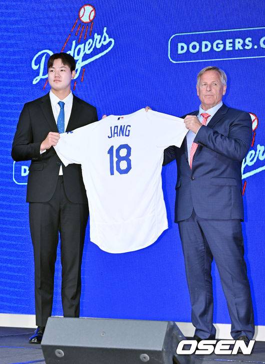 [OSEN=민경훈 기자]장현석이 존 디블 태평양 지역 스카우팅 디렉터와 포토타임을 갖고 있다. 2023.08.11 /rumi@osen.co.kr