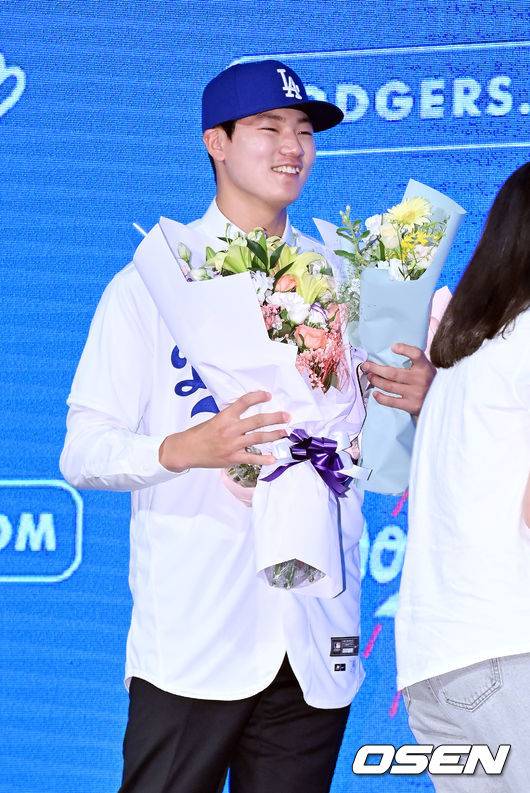 [OSEN=민경훈 기자]장현석이 꽃다발을 받고 미소짓고 있다. 2023.08.11 /rumi@osen.co.kr