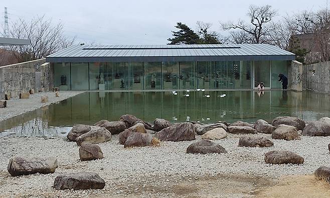 조각이 재료에서 불필요한 부분을 제거하고 다듬어 조형을 만들어 낸 예술 작품이라면 조각을 전문적으로 다루는 바우지움미술관은 쇄석과 콘크리트가 우연히 지어낸 벽의 건축이다. 그리고 지역 풍토를 기반으로 문화와 예술을 짓고 있는 조각을 위한 집이다.