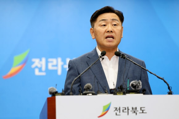 김관영 전북도지사가 14일 전북도청 브리핑룸에서 열린 2023 새만금 세계스카우트잼버리 파행과 관련한 기자회견에서 발언하고 있다. 2023.8.14 연합뉴스