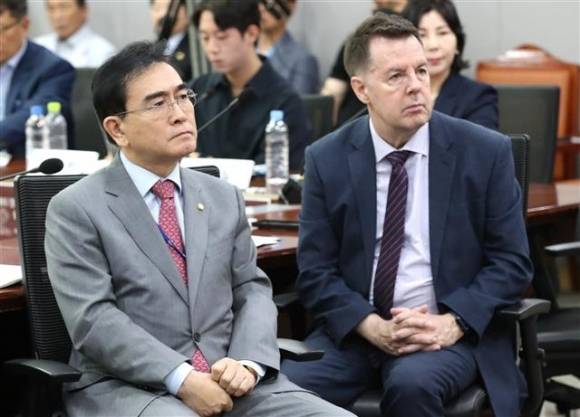 하일(로버트 할리·오른쪽) 광주외국인학교 이사장이 14일 오전 국회 의원회관에서 태영호(왼쪽) 국민의힘 의원 주최로 열린 ‘해외 청년들에게는 술보다 흔한 마약’ 토론회에서 사회자의 발언을 경청하고 있다. 2023.8.14 뉴스1