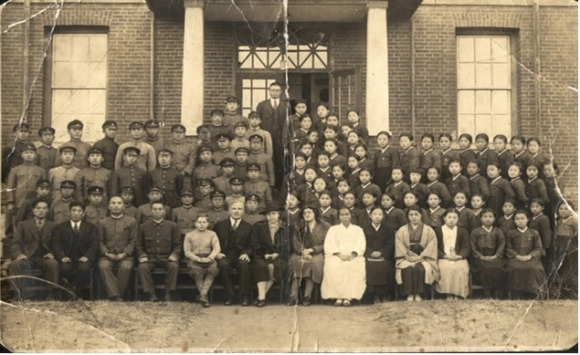 다수의 독립운동가를 배출한 공주 영명학교의 설립자이자 광복군의 한국·영국 연합작전을 도운 미국인 선교사 프랭트 얼 크랜스턴 윌리엄스(앞줄 왼쪽 여섯번째) 선생이 1940년 조선총독부에 의해 강제 추방되기 직전 공주영명학교 교사, 학생들과 단체 사진을 찍고 있다. 윌리엄스 선생은 제78주년 광복절을 맞아 독립유동자로 포상된다고 14일 국가보훈부가 밝혔다. 국가보훈부 제공