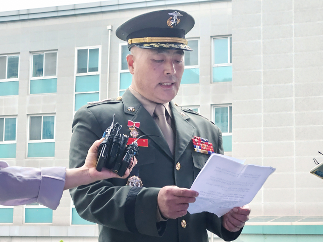 고(故) 채수근 상병 수사와 관련해 '집단항명 수괴' 혐의로 입건된 박정훈 전 해병대 수사단장이 지난 11일 서울 용산구 국방부 검찰단 앞에서 입장문을 읽고 있다. 연합뉴스