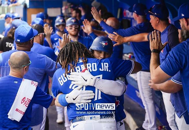 ▲ 개인 한 경기 최다 5타점 맹타를 휘두른 달튼 바쇼가 블라디미르 게레로 주니어와 포옹하고 있다.