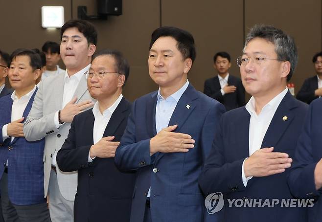 국기에 경례하는 김기현 대표 (원주=연합뉴스) 이정훈 기자 = 국민의힘 김기현 대표와 윤재옥 원내대표가 14일 강원 원주시 국민건강보험공단에서 열린 강원 현장최고위원회의에서 국기에 경례하고 있다. 2023.8.14 uwg806@yna.co.kr