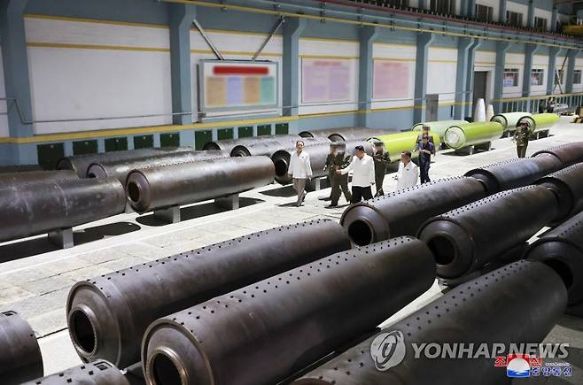 북한 김정은, "미사일 생산능력 비약적 제고"…군수공장 또 시찰 (서울=연합뉴스) 김정은 북한 국무위원장이 주요 군수공장들을 시찰하고 "전쟁준비의 질적수준은 군수산업발전에 달려있다"며 무기 생산능력의 제고를 독려했다.
   조선중앙통신은 김 위원장이 지난 11~12일 전술미사일 생산공장과 전술미사일 발사대차 생산공장, 전투장갑차 생산공장, 대구경 조종방사포탄 생산공장 등을 현지지도했다고 14일 보도했다. [조선중앙통신 홈페이지 캡처] 2023.8.14 
    [국내에서만 사용가능. 재배포 금지. For Use Only in the Republic of Korea. No Redistribution] 
 nkphoto@yna.co.kr