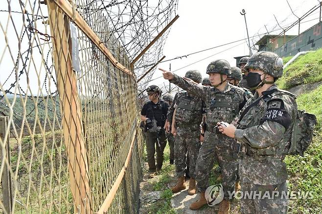 작전 수행 태세 점검하는 김승겸 합참의장 (서울=연합뉴스) 김승겸 합참의장이 14일 1사단 최전방 GP에서 현장의 행동화 위주 작전수행태세를 점검하고 있다. 2023.8.14 [합동참모본부 제공. 재판매 및 DB 금지] photo@yna.co.kr