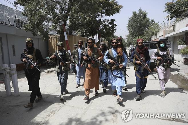 2021년 8월 18일 카불 인근의 탈레반 병사들  [AP 연합뉴스 자료사진. 재판매 및 DB 금지]
