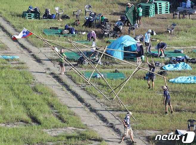 새만금 세계스카우트잼버리에 참가한 슬로베니아 대원들이 8일 오전 전북 부안군 잼버리 대회장에서 국기 게양대를 철거하고 있다. 2023.8.8/뉴스1 ⓒ News1 신웅수 기자