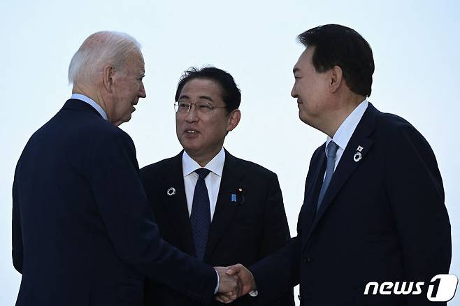 왼쪽부터 조 바이든 미국 대통령과 기시다 후미오 일본 총리, 윤석열 대통령. ⓒ AFP=뉴스1