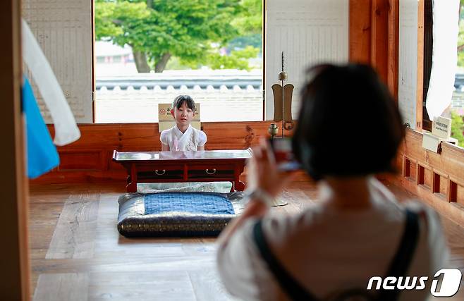 광복절인 15일 서울 종로구 경복궁 내 건청궁 특별 개방을 찾은 어린이가 추수부용루에서 기념 촬영하고 있다. 2023.8.15/뉴스1 ⓒ News1 안은나 기자