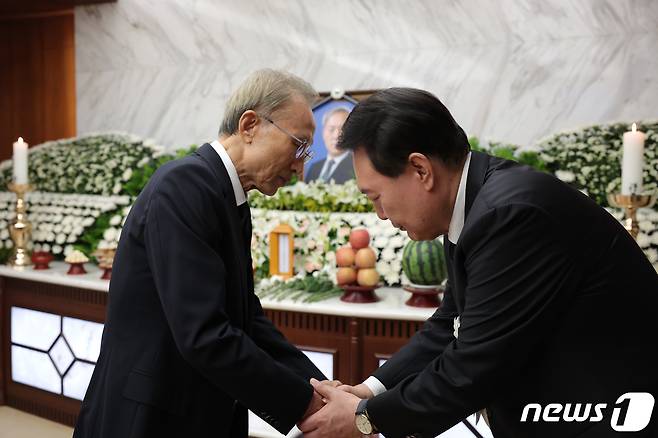 이명박 전 대통령이 15일 오후 서울 서대문구 신촌세브란스병원 장례식장에 마련된 윤석열 대통령의 부친 고 윤기중 연세대 명예교수 빈소를 찾아 조문한 뒤 윤 대통령과 악수를 나누고 있다.(대통령실 제공) 2023.8.15/뉴스1 ⓒ News1 오대일 기자