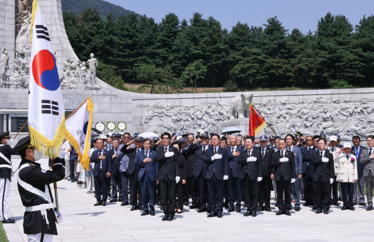 이장우 대전시장과 애국지사 유족 등 150여 명이 15일 제78주년 광복절 경축 행사 후 현충원을 찾아 참배하고 있다. 사진=대전시 제공