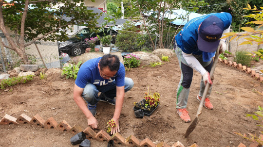 계룡 참사랑봉사단 봉사활동 장면 사진=참사랑봉사단 제공