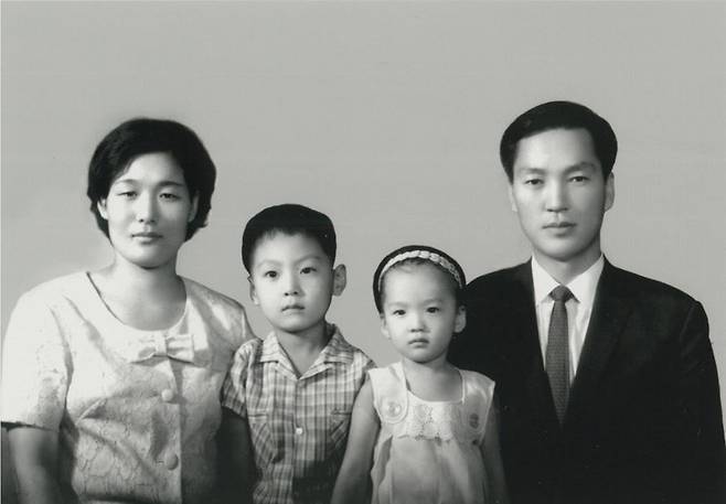 윤석열 대통령의 어린 시절 가족 사진. 왼 쪽부터 모친 최성자 전 이화여대 교수, 윤 대통령, 동생 윤신원 씨, 부친 고 윤기중 연세대 명예교수. 대통령실 제공