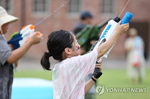 광복절을 하루 앞둔 14일 오후 서울 서대문형무소역사관에서 열린 독립군 전투 체험에서 어린이들이 물총을 쏘고 있다. [연합뉴스]