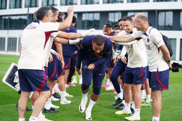 팀 훈련에 복귀해 동료들의 축하를 받고 있는 킬리안 음바페. 사진=파리생제르맹(PSG) SNS