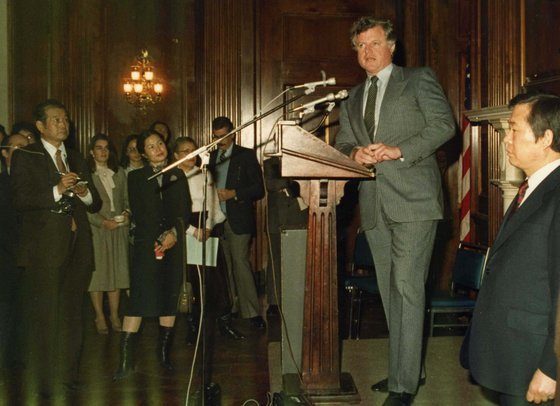1983년 2월 미국 의사당에서 열린 환영 행사에서 에드워드 케네디 미 상원의원(오른쪽 둘째)이 연설하는 장면. [사진 연세대 김대중도서관]