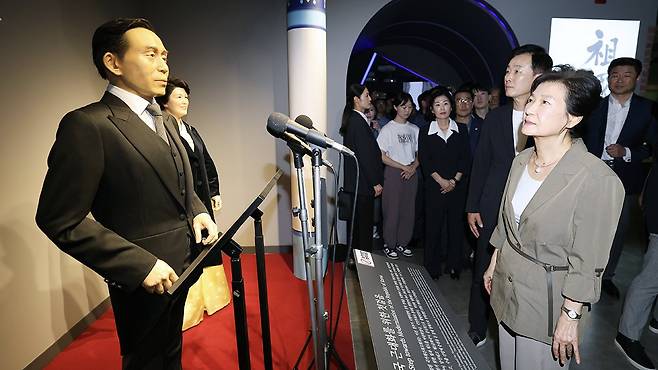 박근혜 전 대통령이 경북 구미시 상모동 박정희 전 대통령 생가를 찾아 추모관에 참배 후 박정희 대통령 역사자료관을 둘러보고 있다. 뉴시스