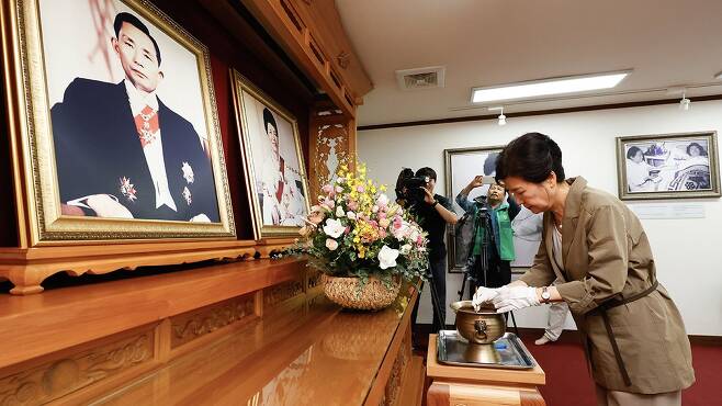 박근혜 전 대통령이 박정희 전 대통령 생가를 찾아 추모관에서 분향하고 있다. 뉴시스