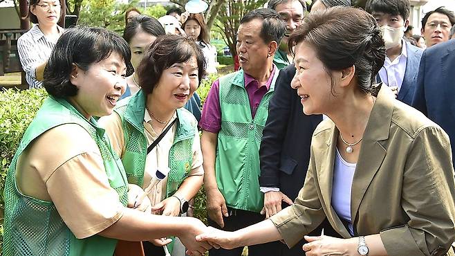 박근혜 전 대통령이 박정희 전 대통령 생가를 찾아 시민들과 인사하고 있다. 연합뉴스