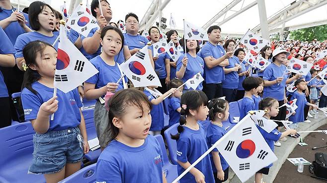 서울 송파구 석촌호수 서울놀이마당에서 열린 '송파구민의 합창' 행사에서 송파구민들이 합창하고 있다. 연합뉴스