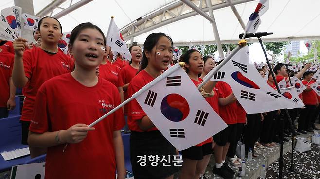 제78주년 광복절인 15일 서울 송파구 석촌호수에서 열린 ‘송파구민의 합창’ 행사에서 송파구민들이 만세삼창을 하고 있다. 성동훈 기자