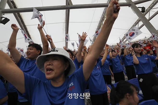 제78주년 광복절인 15일 서울 송파구 석촌호수에서 열린 ‘송파구민의 합창’ 행사에서 송파구민들이 만세삼창을 하고 있다. 성동훈 기자