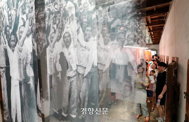 제78주년 광복절인 15일 서울 서대문형무소 역사관을 찾은 시민들이 ‘광복의 그날, 서대문형무소’ 기획전시를 관람하고 있다. 조태형 기자