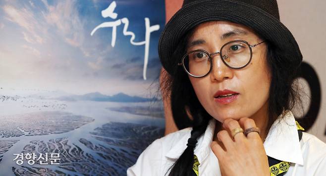 황윤 감독이 지난 11일 서울 마포구 인디스페이스에서 영화 <수라> 상영회를 한 후 경향신문과 만나고 있다. 황 감독의 상세한 인터뷰는 12일 군산 평화박물관에서 이뤄졌다. 서성일 선임기자