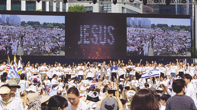 송도주사랑교회가 주관한 시온대회 통일콘서트가 14일 서울시청앞 광장에서 열린 가운데 국내외 성도 1000여명이 찬양을 하고 있다.