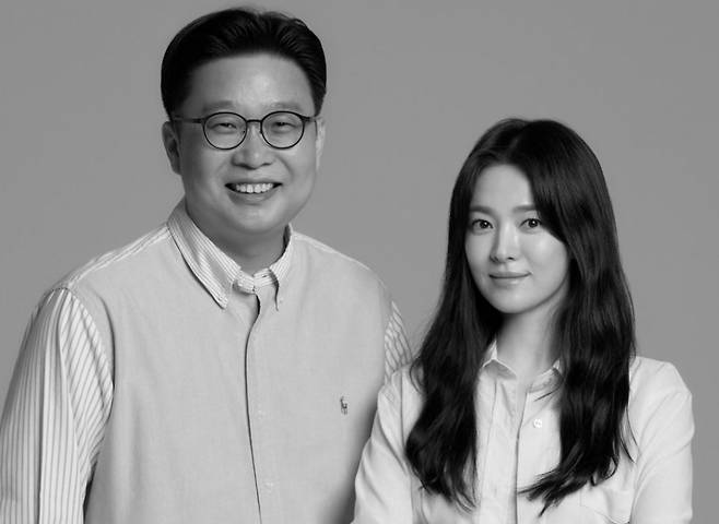 배우 송혜교(오른쪽)와 서경덕 교수. /사진=성신여대 창의융합학부 서경덕 교수팀