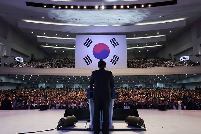 [서울=뉴시스] 윤석열 대통령이 15일 오전 서울 서대문구 이화여대 대강당에서 열린 제78주년 광복절 경축식에서 경축사를 하고 있다. (사진=대통령실 제공) 2023.08.15. photo@newsis.com *재판매 및 DB 금지