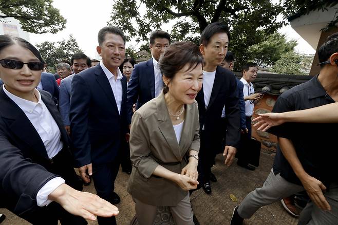 박근혜 전 대통령이 15일 경북 구미시 상모동 박정희 전 대통령 생가를 방문하고 있다. ⓒ연합뉴스