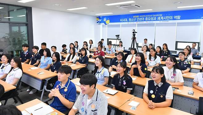 ▲위러브유스쿨 청소년 인성교육 특강(6)
지난 14일 열린 위러브유스쿨 청소년 인성교육 특강에 참여한 50명가량의 청소년들이 강의를 경청하고 있다.