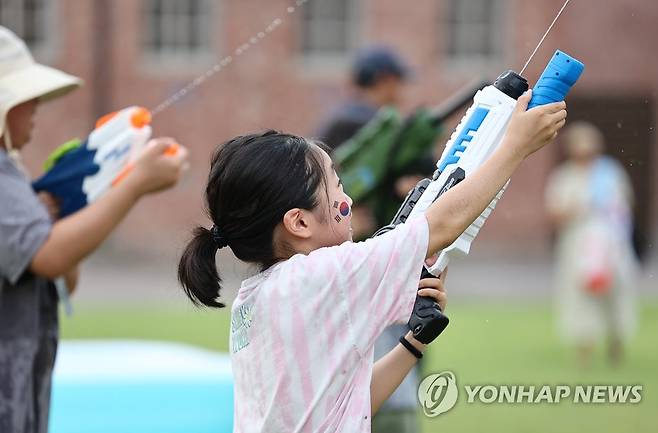 광복절은 기념하며 (서울=연합뉴스) 윤동진 기자 = 광복절을 하루 앞둔 14일 오후 서울 서대문형무소역사관에서 열린 독립군 전투 체험에서 어린이들이 물총을 쏘고 있다. 2023.8.14 mon@yna.co.kr